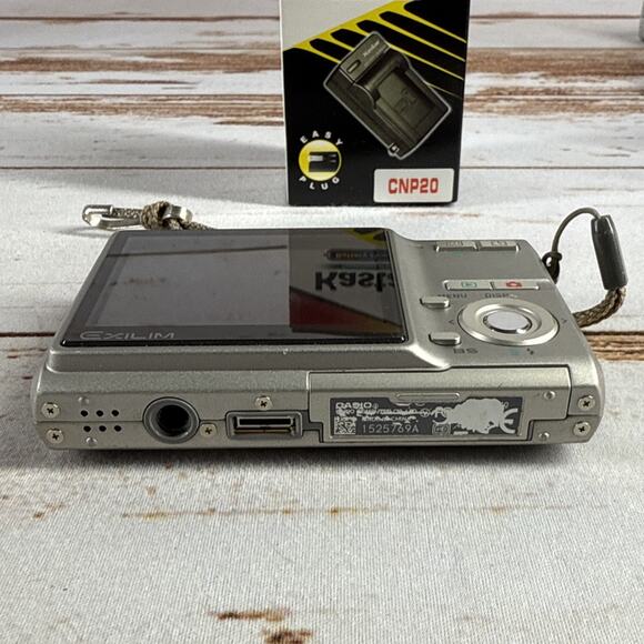 Casio EXILIM EX-Z70 7.2MP Compact Digital Camera W/Charger & Battery - Picture 5 of 5